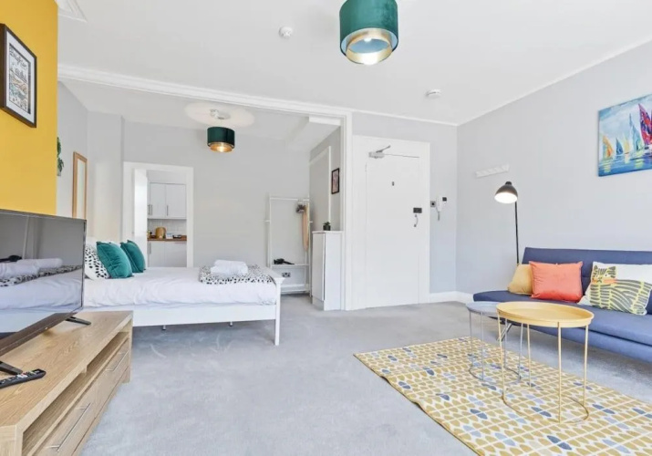 Grand Studio View - Large City Centre Studio Apartment