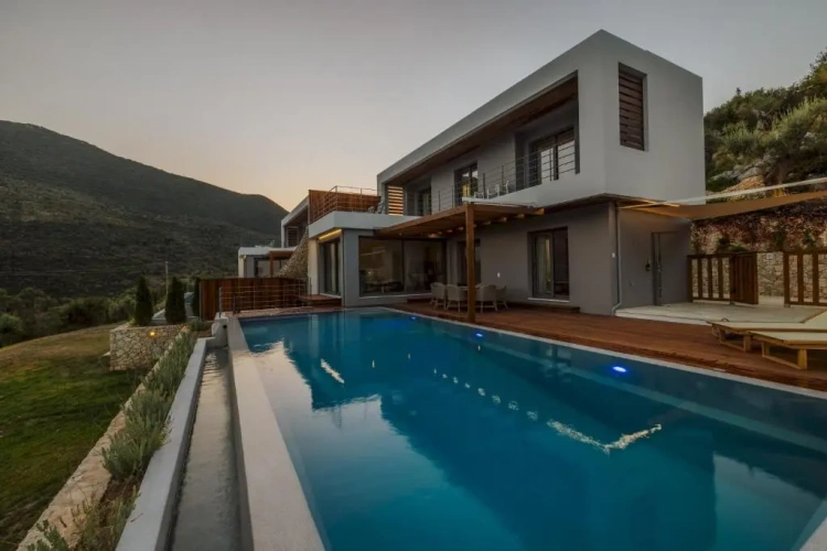 4 Bedrooms Villa
