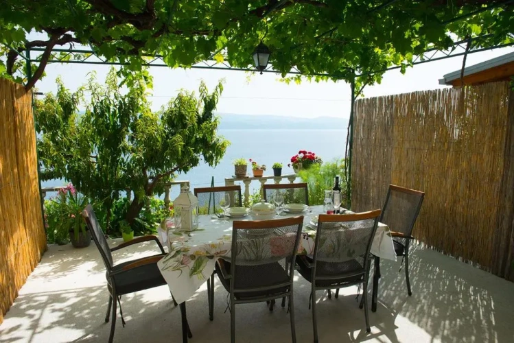Apartment with balcony and with sea view