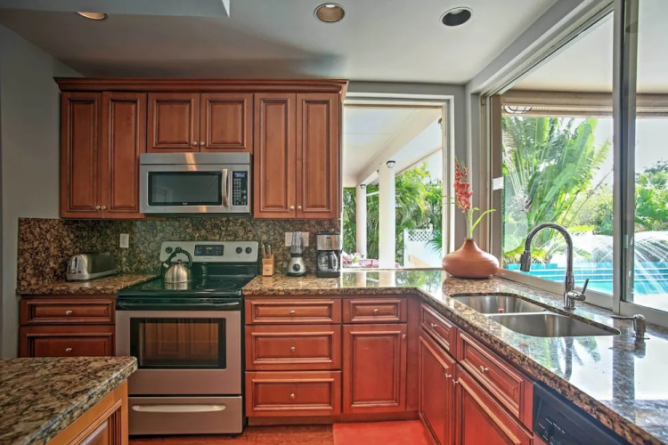 Walk to Beach! Poolside Oasis in Pompano