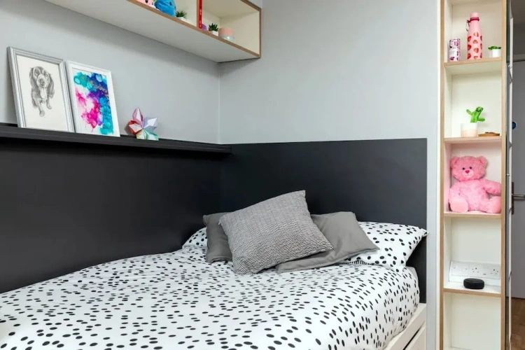 4 Bedrooms Apartment