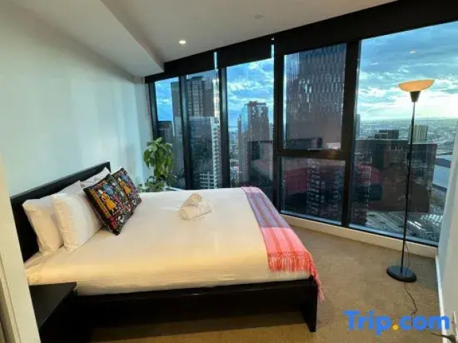 Melbourne Sky-High 2BR City Views & Free Parking