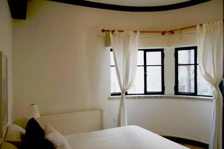 Inspiring 3Bed Unit with Sunny Balcony & Fireplace