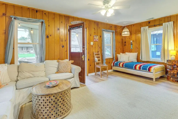 Cozy Cottage Just 2 Blocks From the River!