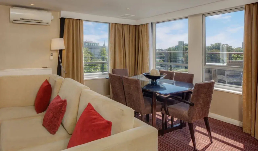 Cambridge Hotel