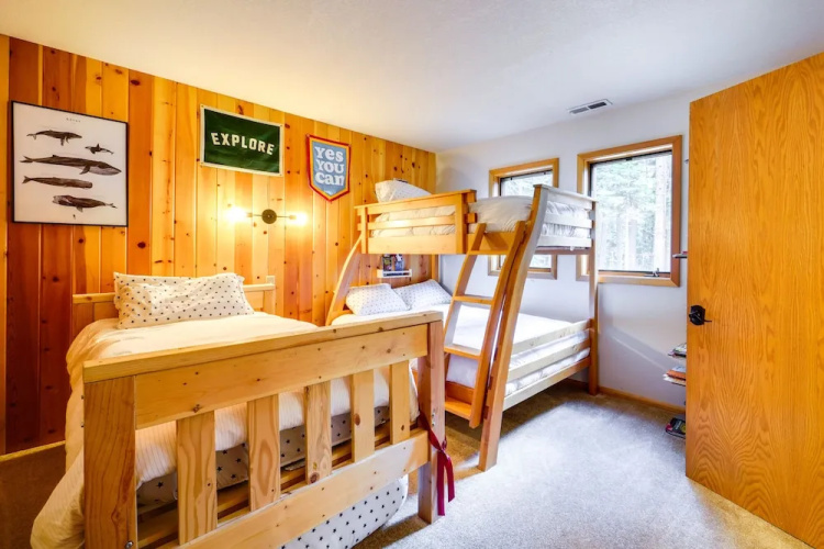 5 Mi to Donner Lake: Cabin w/ Deck + Pool Access!