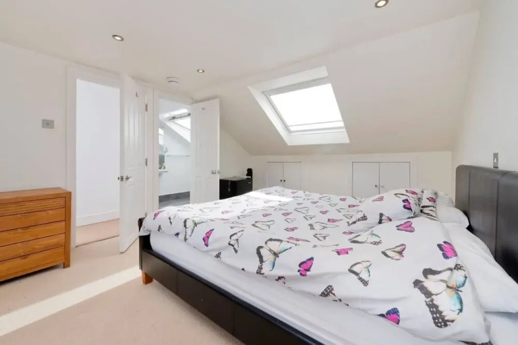 Bright & Spacious 5 Bed House in Charming Putney
