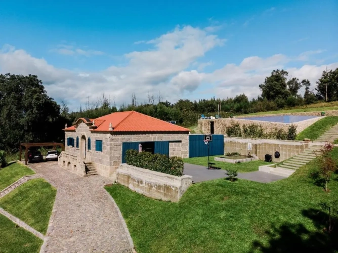 4 Bedrooms Cottage