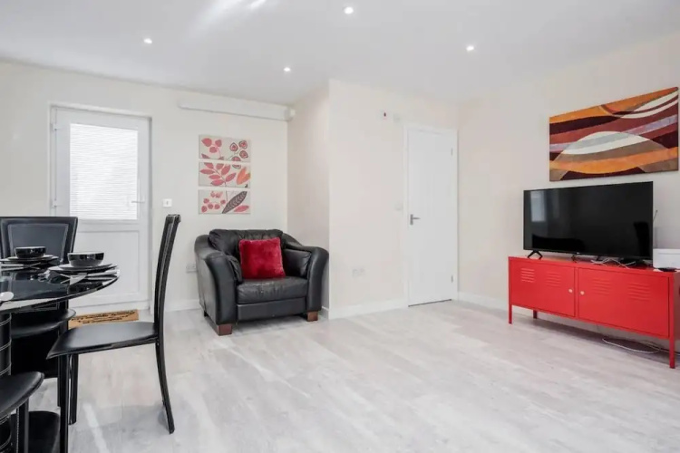 Cosy 2BR Maisonette Near Hospital & Stations