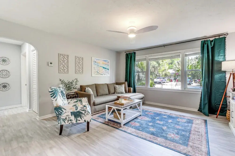 Idyllic Sarasota Home w/ Yard: 2 Mi to Beach!