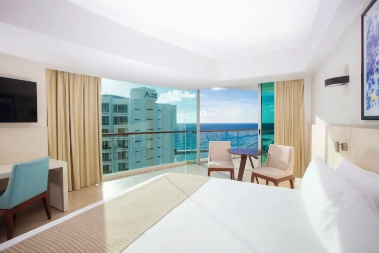 Suite with balcony and with partial view