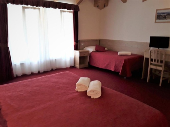 Standard Triple room