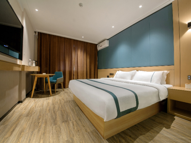 Standard Double room with street view