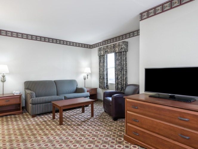 Deluxe Quadruple Suite