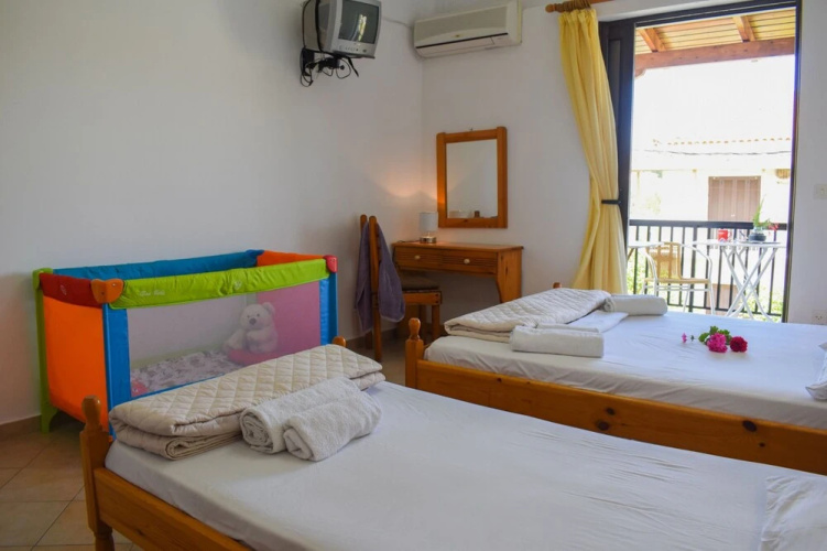 Comfy green studio/just 150m to the beach