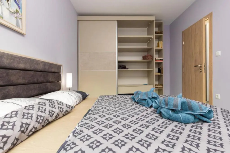 The Purple 1DB Apartment with a Parking Spot