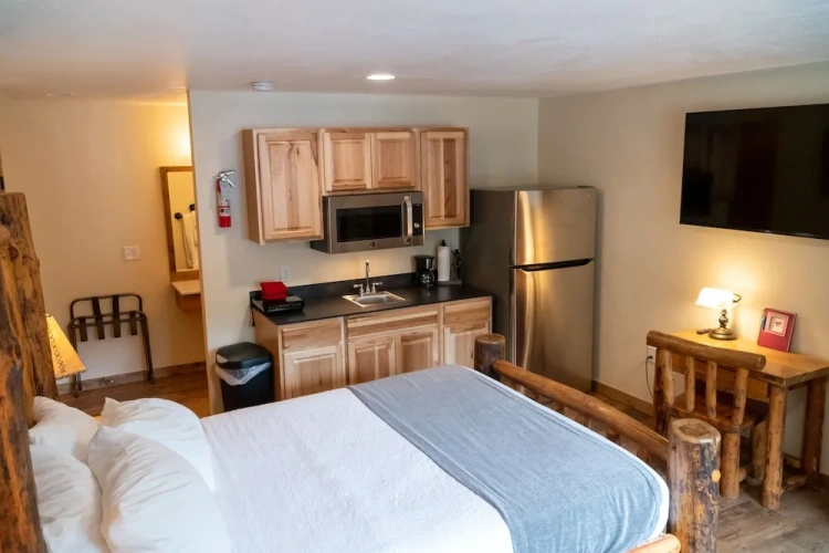 1 Bedroom Standard Suite with mountain view