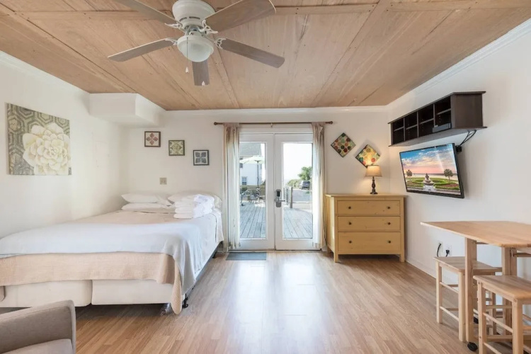 Ahh Folly Studio: Upstairs Studio OceanView Duplex