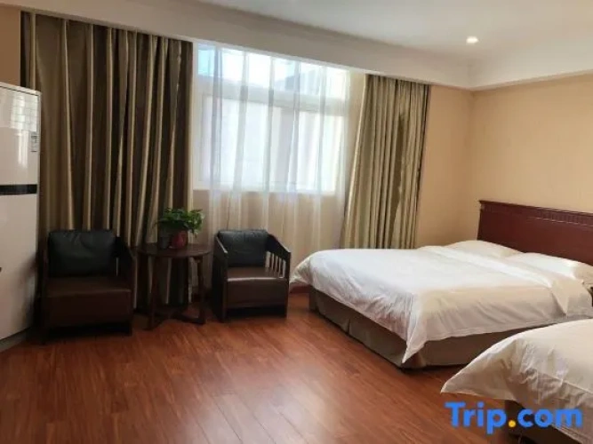 Deluxe Triple Family room