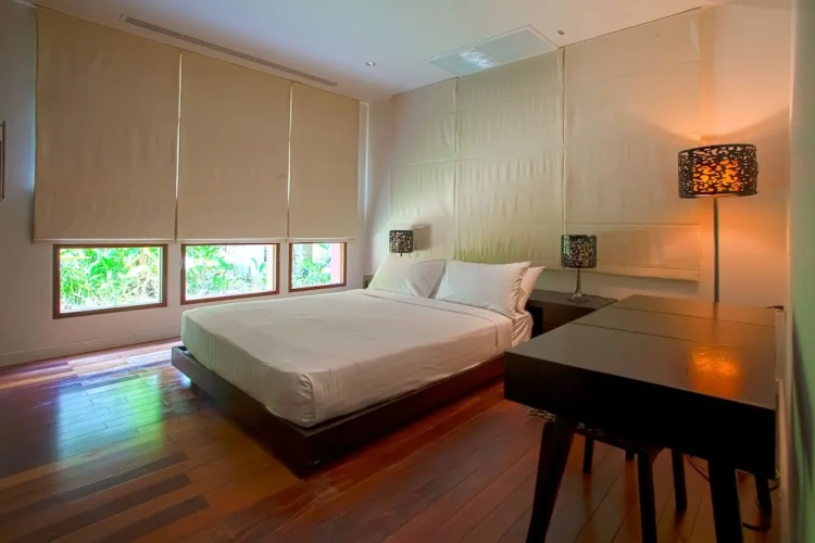 5 Bedrooms Villa