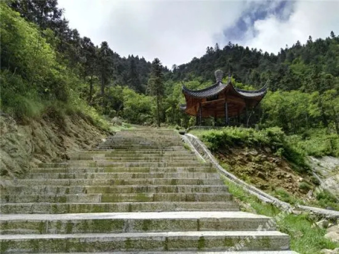 Wolongge Courtyard