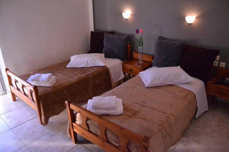 Standard Triple room with garden view