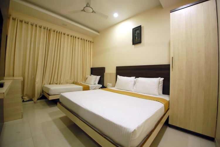 Standard Triple room