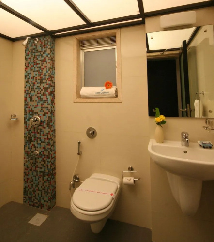 OYO Premium Borivali Kora Kendra