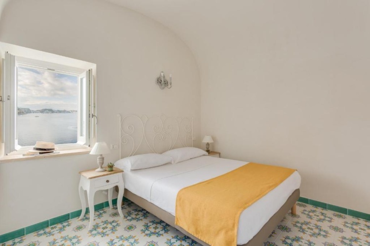 Standard Triple room with sea view