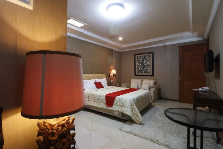 RedDoorz Plus @ Jalan Dharmawangsa