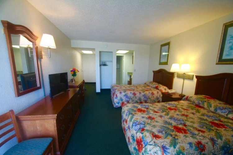 Standard Quadruple room with balcony and with partial ocean view