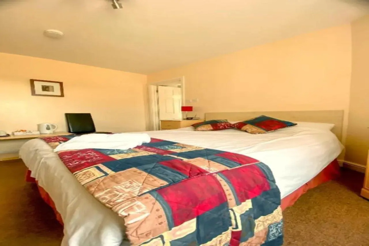 Hawk House - B&B