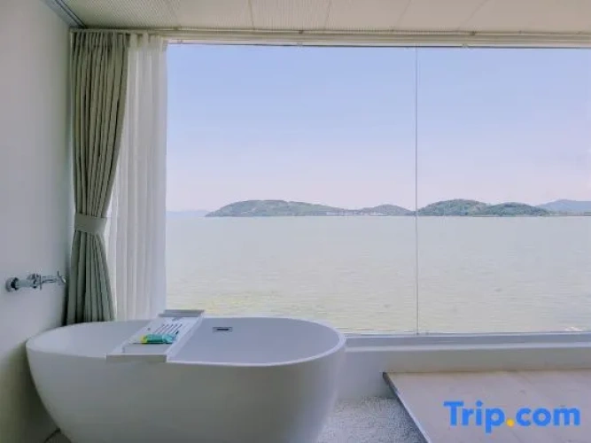 Family Suite with lake view