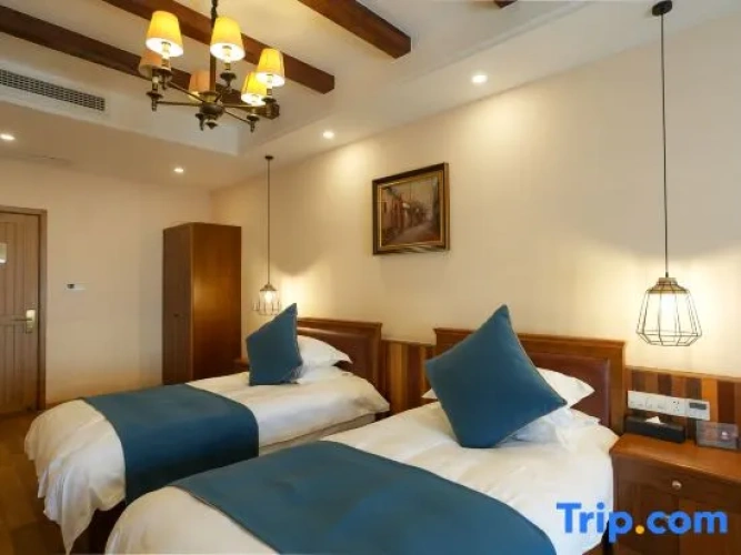 Standard Twin room with lake view