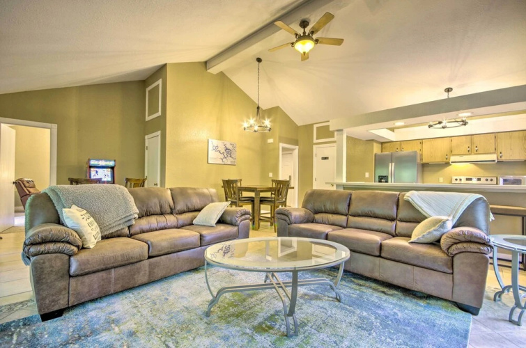 2 Decks & Pool Access: Osage Beach Retreat