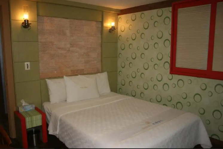 Renaissance Motel