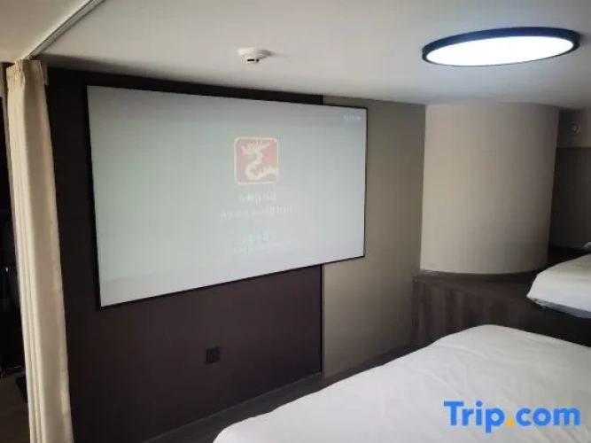 Deluxe Sextuple Suite with river view