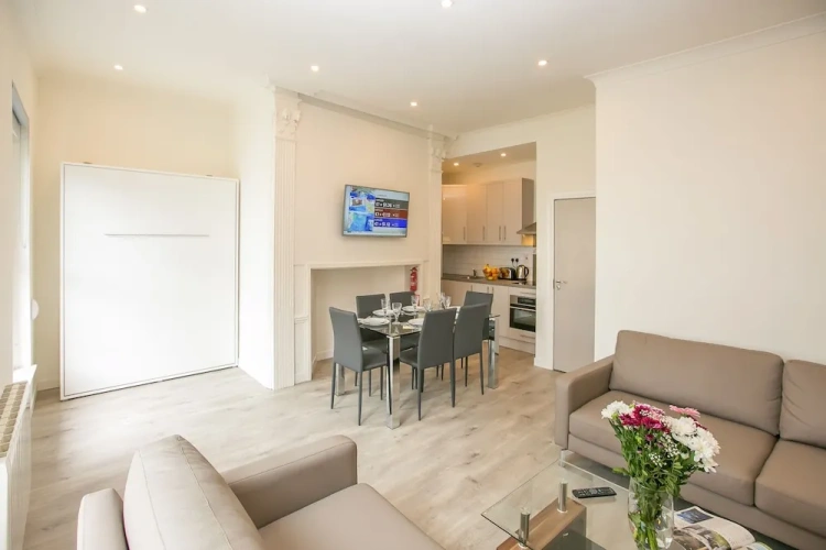 2 Bedrooms Luxury Apartment with city view