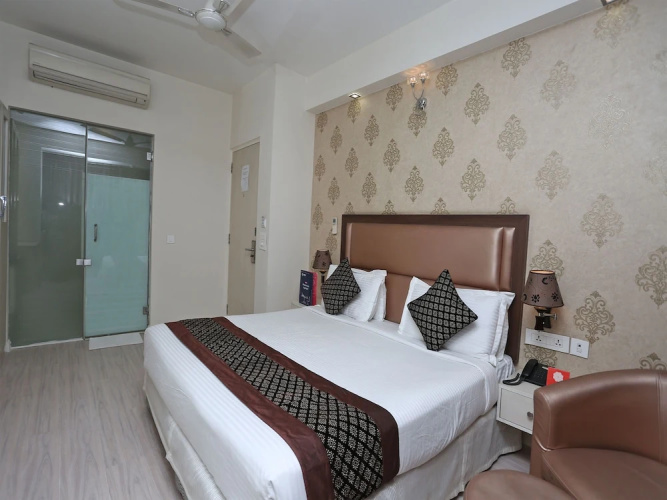 OYO 10965 Emblem Hotel