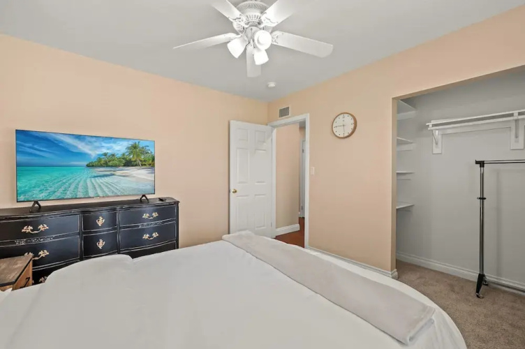 Private Room With Shared Bathroom