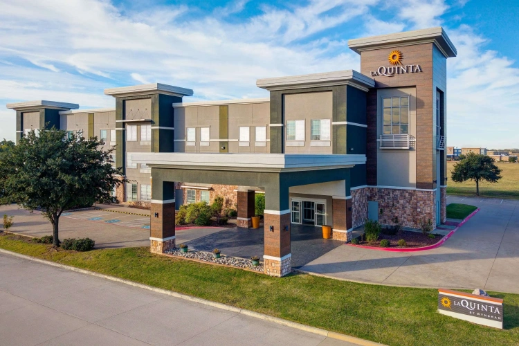 La Quinta Inn and Suites Forest Hill/ Fort Worth
