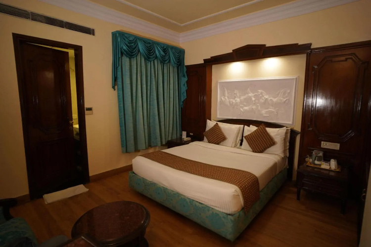 Hotel Arya - Unmarried Couples are not Allowed