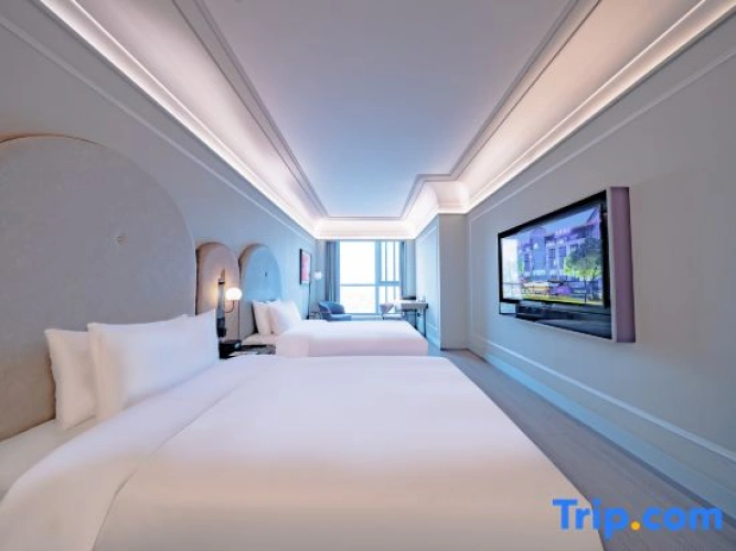 Standard Twin room with canal view