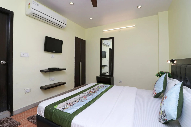 Hotel Feather By OYO Rooms