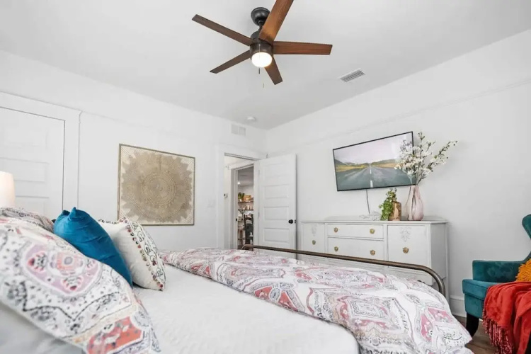 Newly Renovated Whimsical Cottage 2 Beds Hot Tub