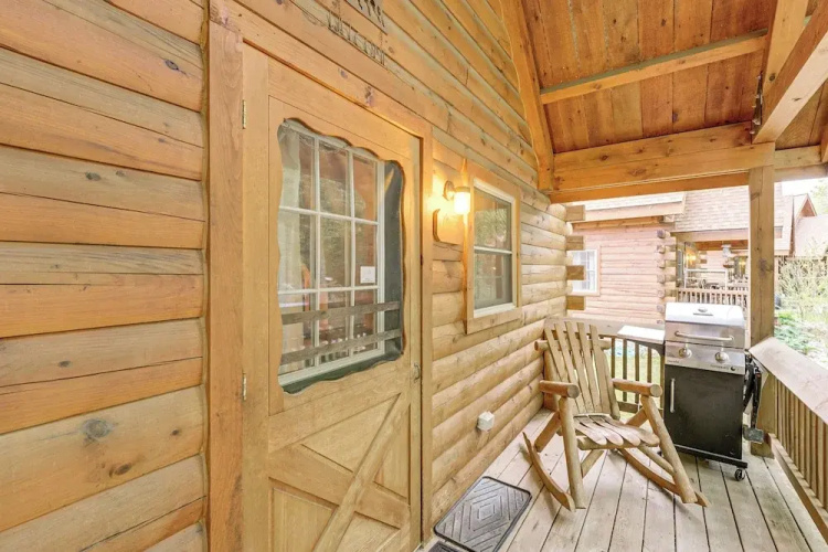 Fire Pit & Porch: Warm & Woodsy Rothbury Escape!