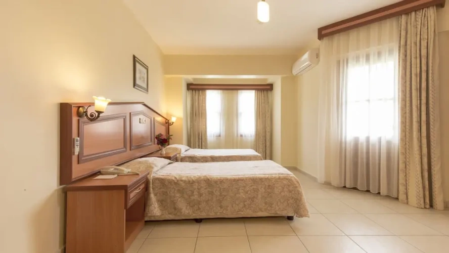 2 Bedrooms Standard Family room with balcony