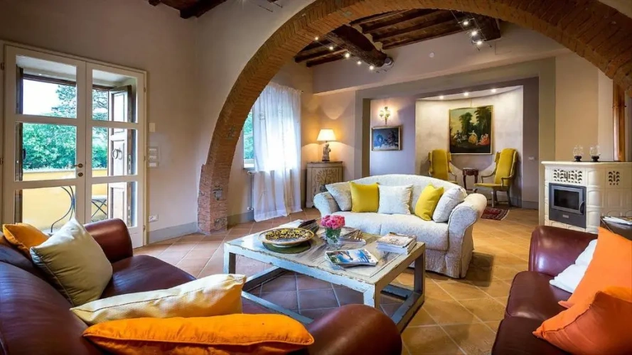 6 Bedrooms Villa
