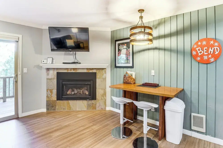 19 Mi to Mt Bachelor Ski Resort: Condo w/ Grill