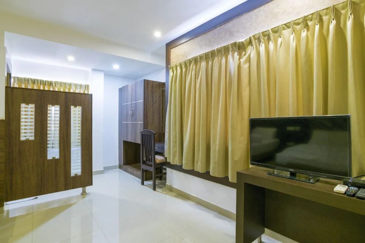Crescent Inn Navallur